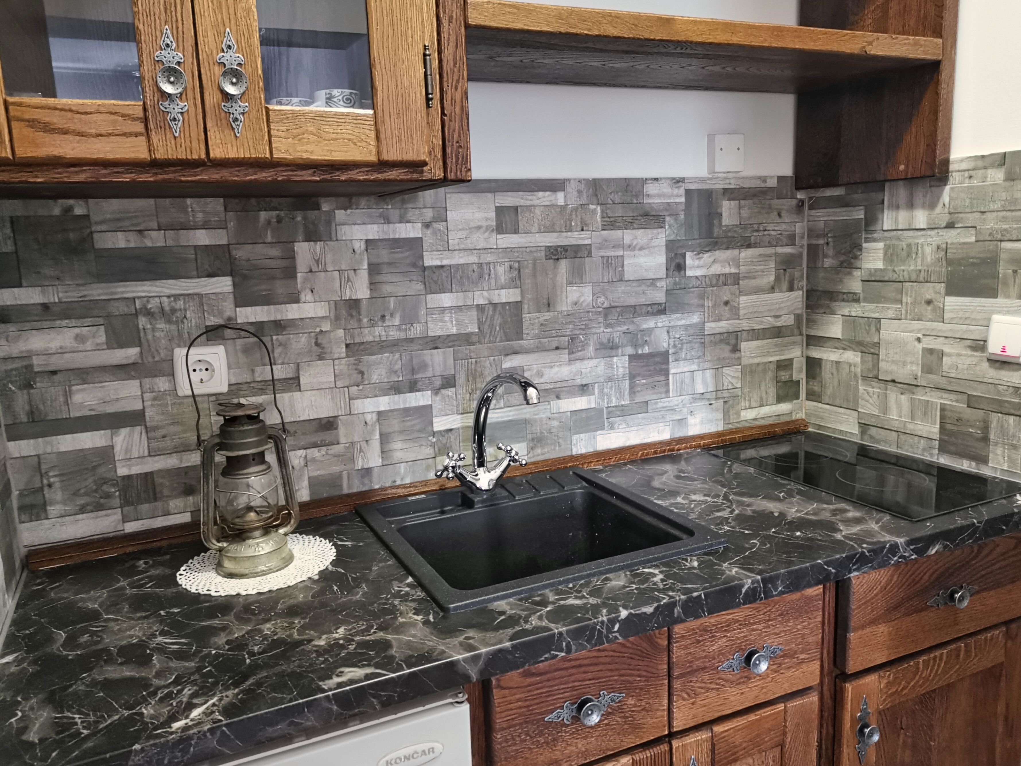 90-cm flat-screen tv with satellite channels, tv