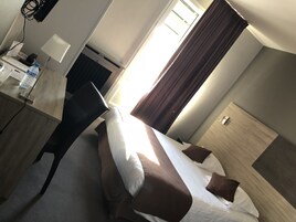 Deluxe Double Room | Individually decorated, individually furnished, desk, soundproofing