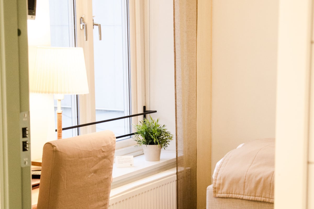 standard single room | 1 bedroom, in-room safe, desk, free cots/infant beds