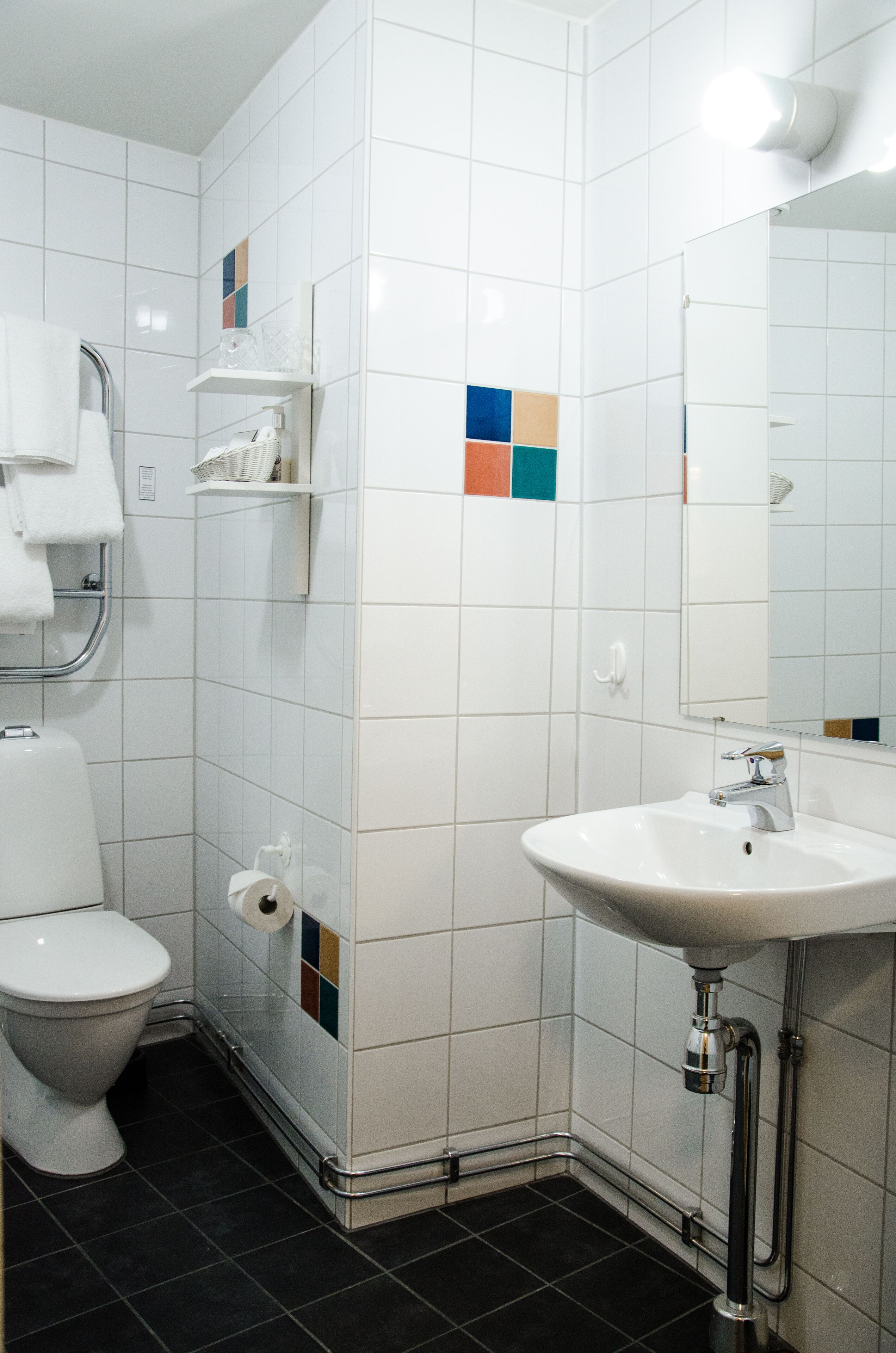 twin room | bathroom | shower, free toiletries, hair dryer, towels