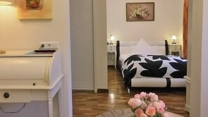 In-room safe, cribs (surcharge), rollaway beds (surcharge), WiFi (free) - Aparthotel AVIV Berlin (Berlin)