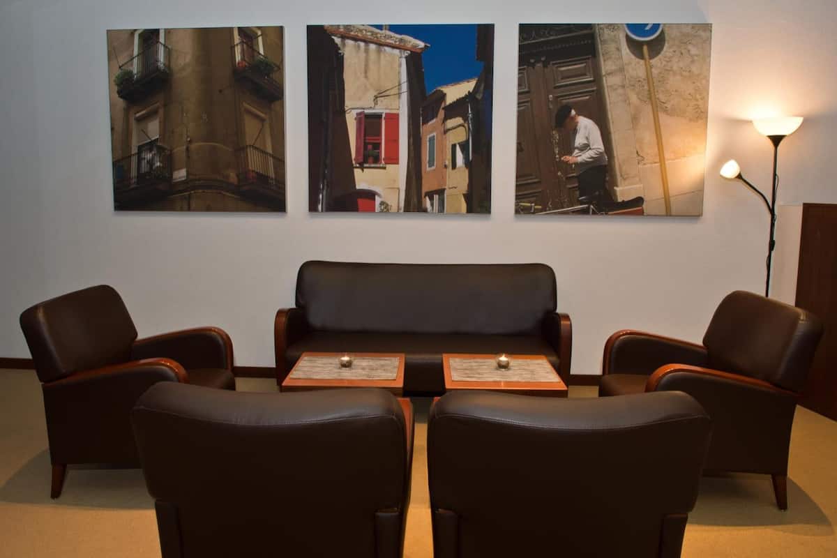 43-inch tv with satellite channels, ping pong, books