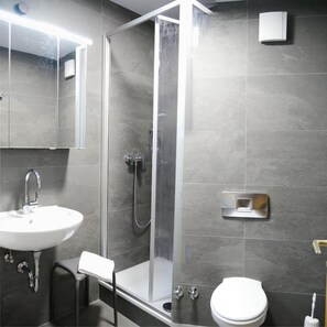 Apartment | Bathroom | Hair dryer, towels, soap, toilet paper - Appartementhaus Thermenhof (Bad Fuessing)