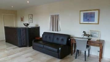 Deluxe Suite | Living area | 32-inch flat-screen TV with cable channels, TV