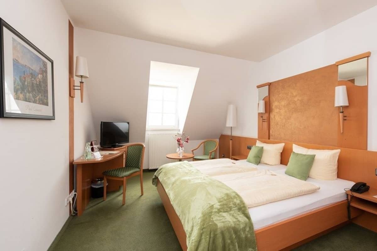 Escritorio, wifi gratis y ropa de cama