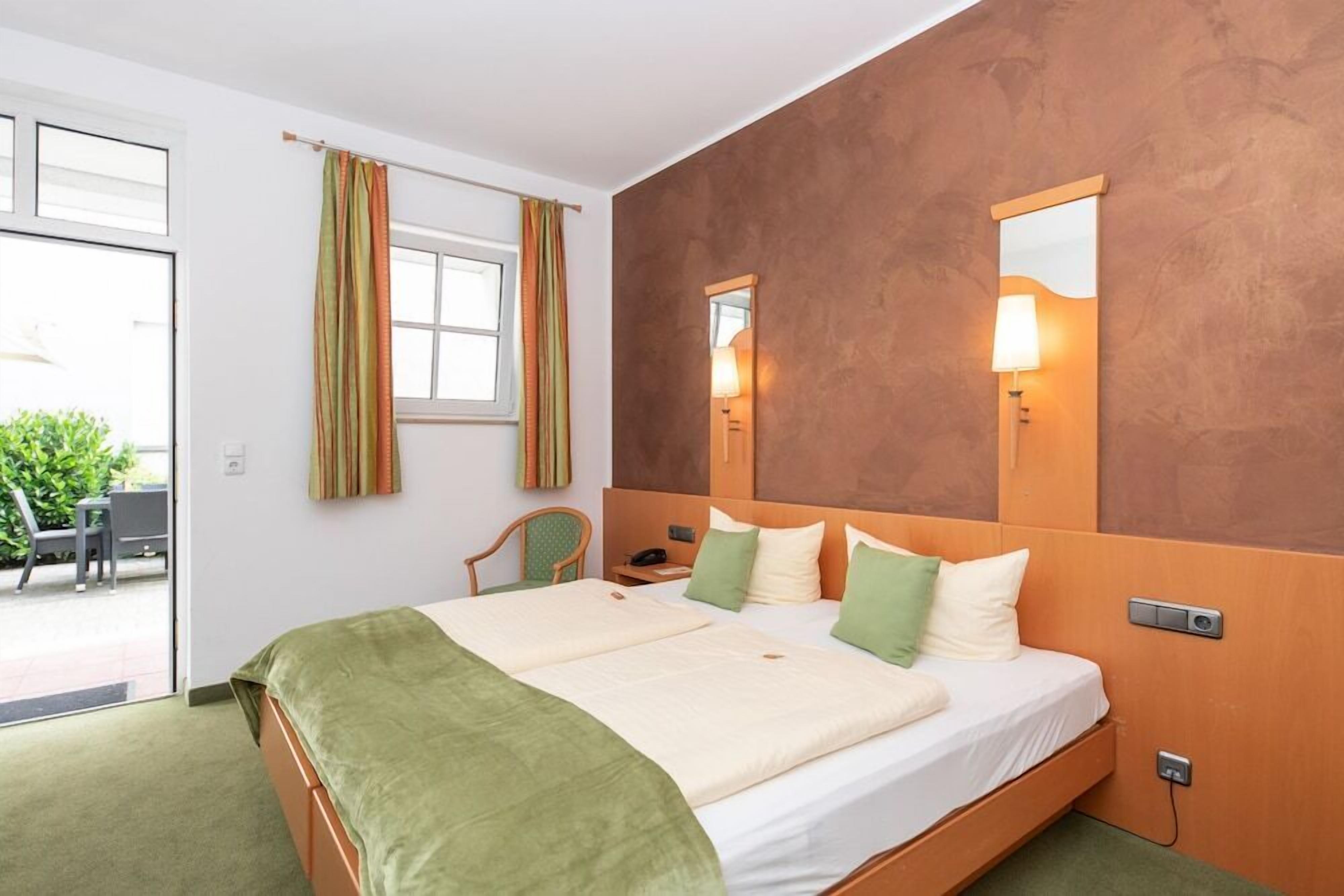 Escritorio, wifi gratis, ropa de cama