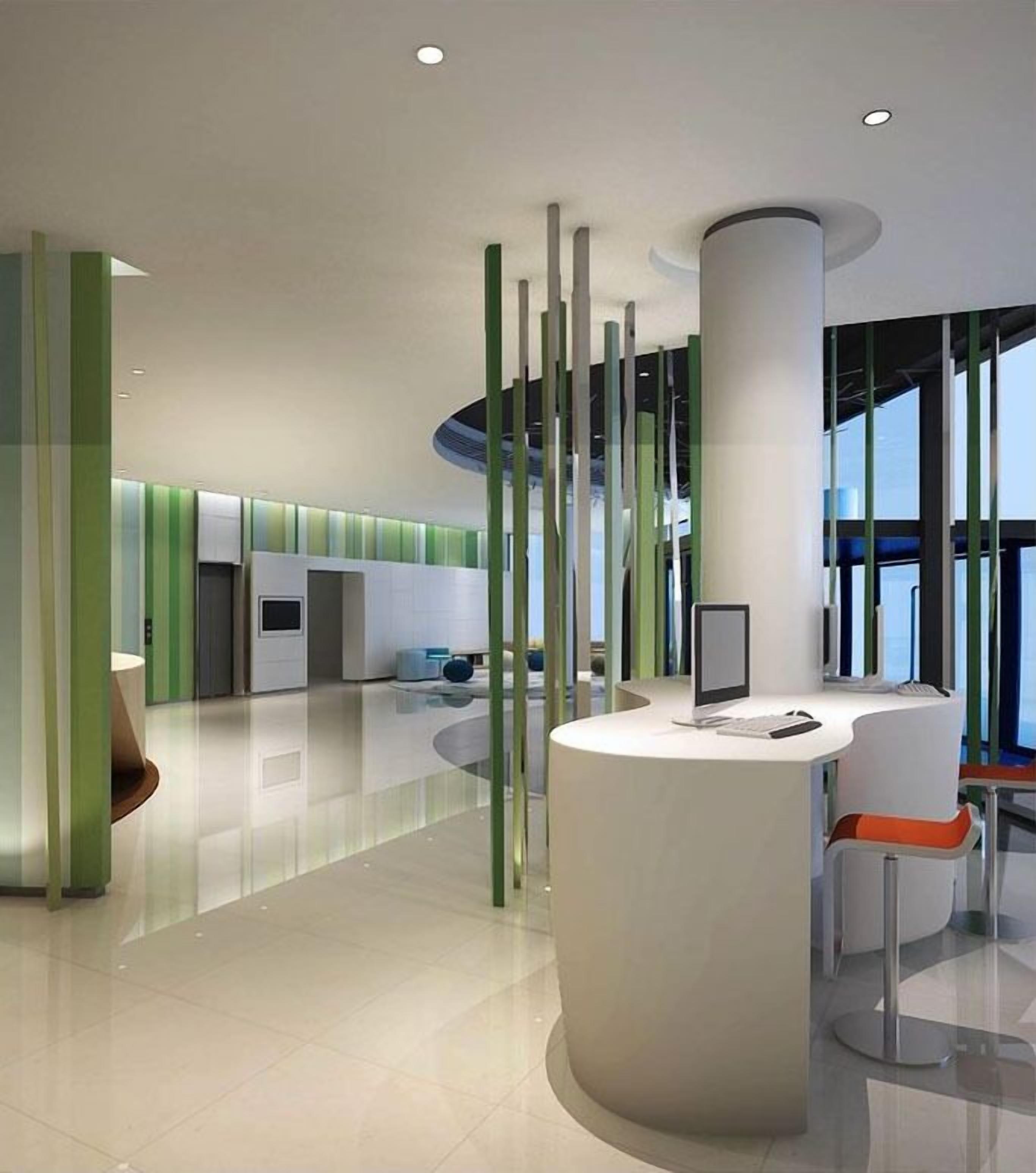 Een moderne receptie met een centraal gelegen balie, zitplaatsen en een groot raam dat voor natuurlijk licht zorgt.