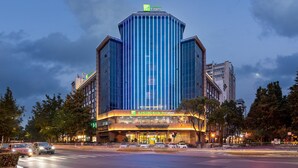 Un hôtel au design moderne, reconnaissable à son grand panneau « Holiday Inn Express ».