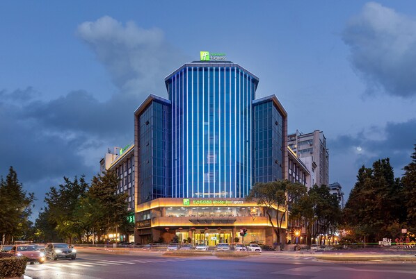 A hotel with a modern design, featuring a prominent 'Holiday Inn Express' sign. - Holiday Inn Express Yangzhou City Center by IHG (Yangzhou)