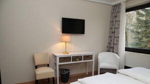 Room - Hotel Waldkur (Leer)