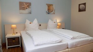 Room - Hotel Waldkur (Leer)