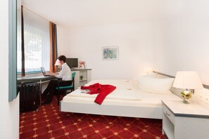 Doppel- oder Zweibettzimmer | Schreibtisch, Verdunkelungsvorhänge, Bügeleisen/Bügelbrett