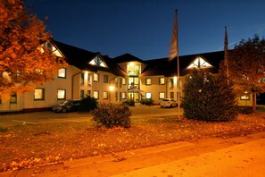 Majoituspaikan julkisivu illalla/yöllä