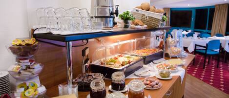 每日供應自助早餐 (每人 EUR7)