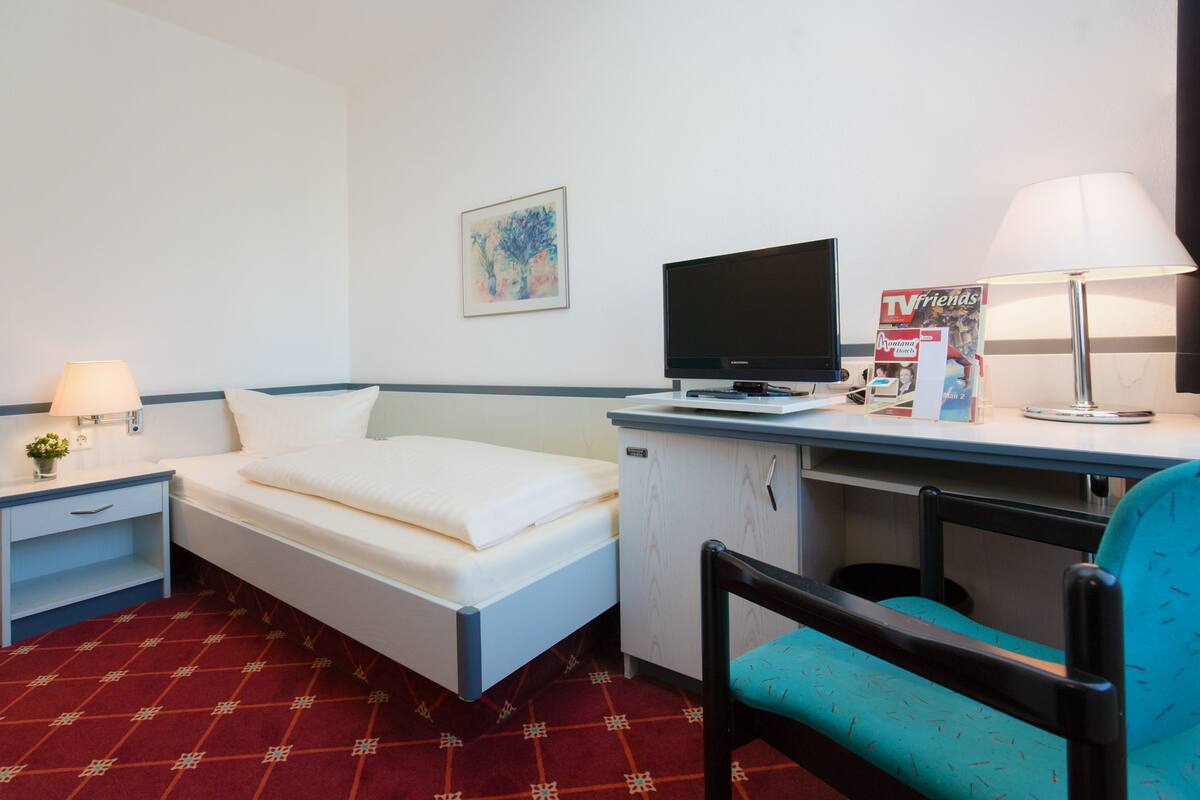 Single Room, 1 Twin Bed | Desk, blackout drapes, iron/ironing board, free WiFi