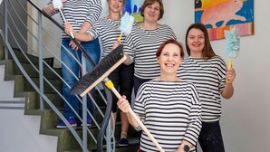 A group of people on a staircase holding cleaning tools. - Auto-Parkhotel (Hamburg)