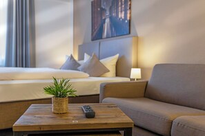 Comfort Triple Room, 1 Double Bed with Sofa bed, Non Smoking, Courtyard View | In-room safe, blackout curtains, soundproofing, iron/ironing board - Auto-Parkhotel (Hamburg)