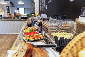 Breakfast buffet - Auto-Parkhotel (Hamburg)
