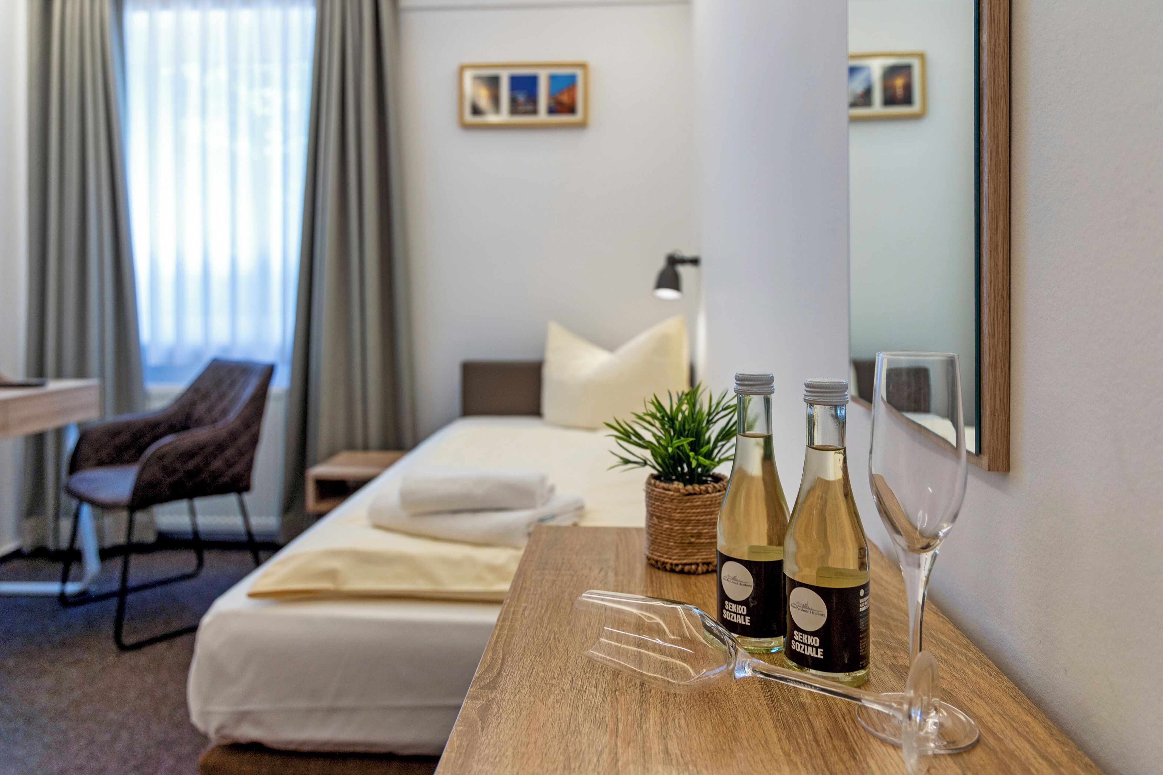 Standard Single Room, Non Smoking | In-room safe, blackout curtains, soundproofing, iron/ironing board