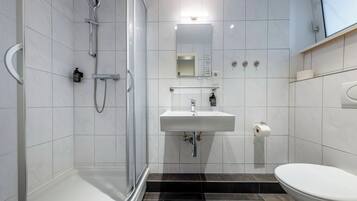 Comfort-Dreibettzimmer, 1 Doppelbett und Schlafsofa, Nichtraucher, Blick auf den Innenhof | Badezimmer | Dusche, Haartrockner, Handtücher