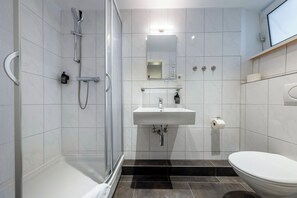 Tremannsrom – comfort, 1 dobbeltseng med sovesofa, ikke-røyk, bakgårdsutsikt | Bad | Dusj, hårføner og håndklær