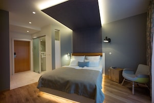 Premium bedding, pillowtop beds, in-room safe, desk