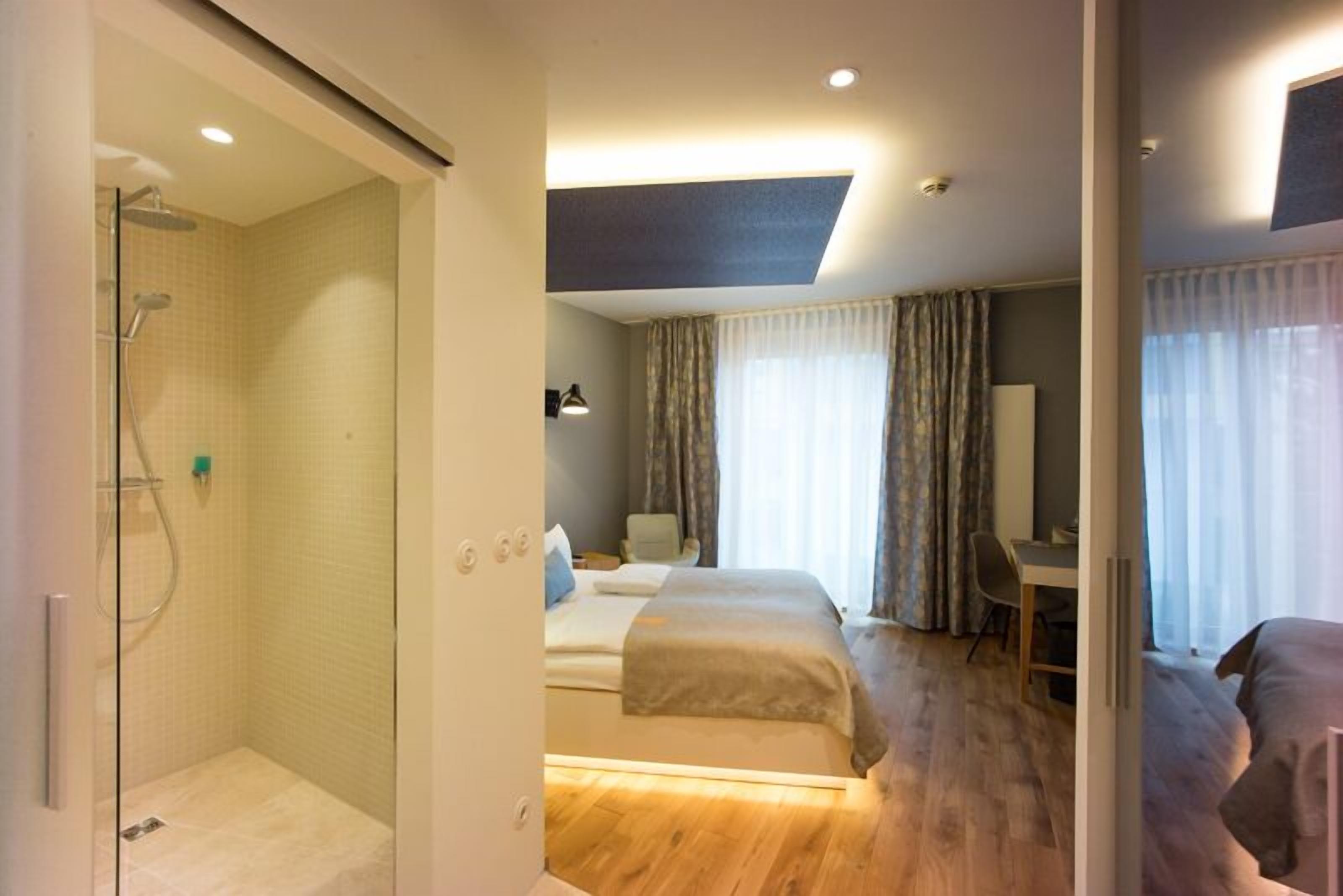 Hochwertige Bettwaren, Pillowtop-Betten, Zimmersafe, Schreibtisch
