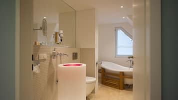 Un baño moderno con inodoro, lavabo y bañera.