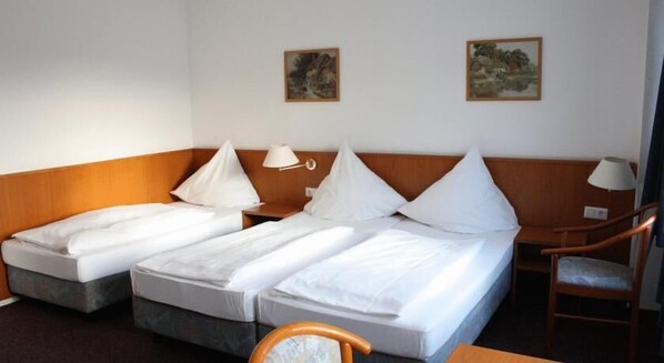 Skrivbord, mörkläggningsgardiner, strykjärn/strykbräda och gratis wi-fi