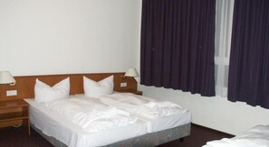 Skrivebord, mørklægningsgardiner, strygejern/strygebræt, gratis Wi-Fi