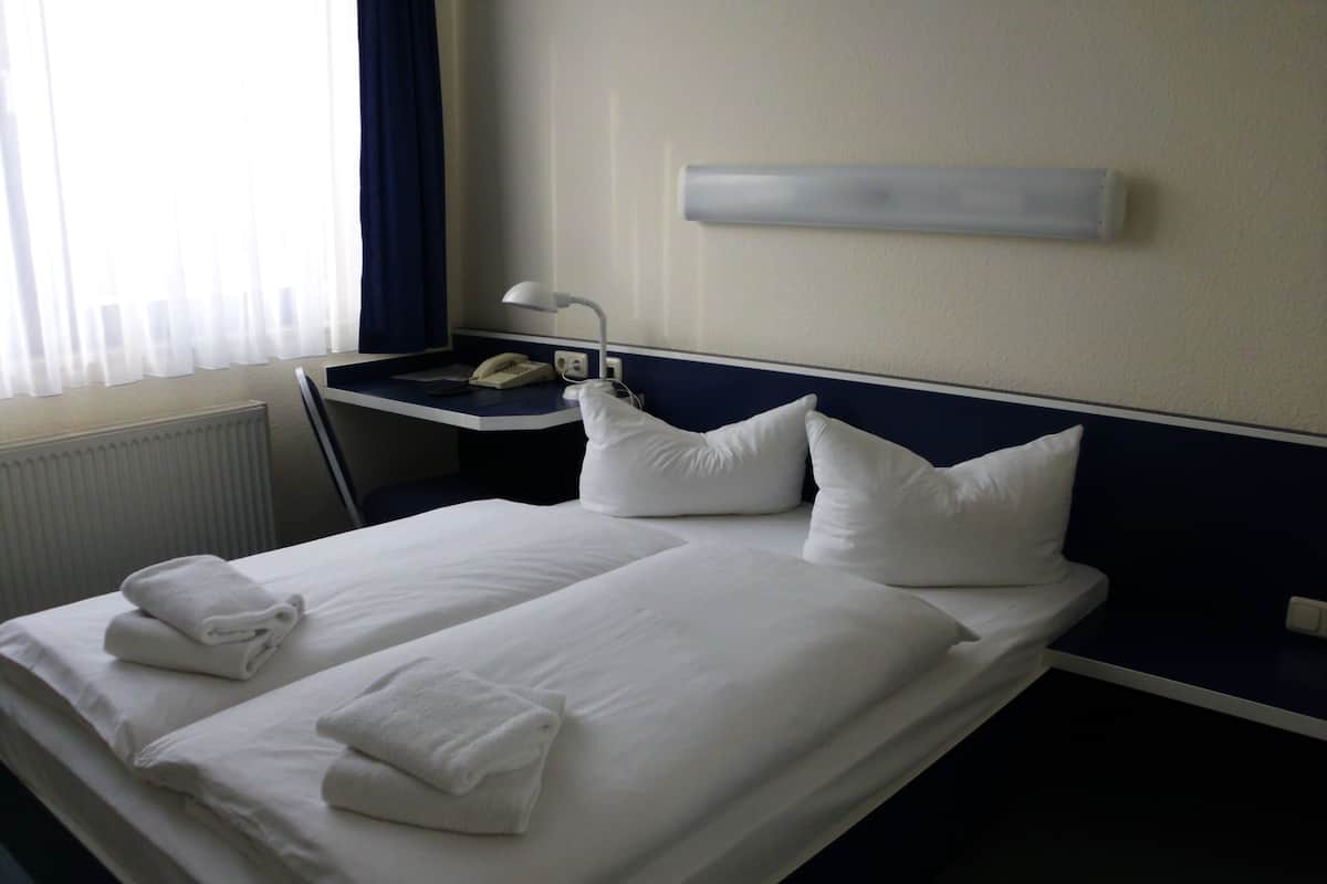 Double Room | Desk, laptop workspace, free WiFi, bed sheets