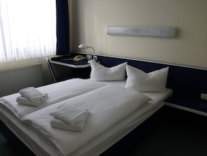 Doppelzimmer | Schreibtisch, laptopgeeigneter Arbeitsplatz, kostenloses WLAN