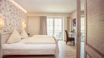 Comfort Double Room, 1 Double Bed | In-room safe, individually decorated, desk, soundproofing