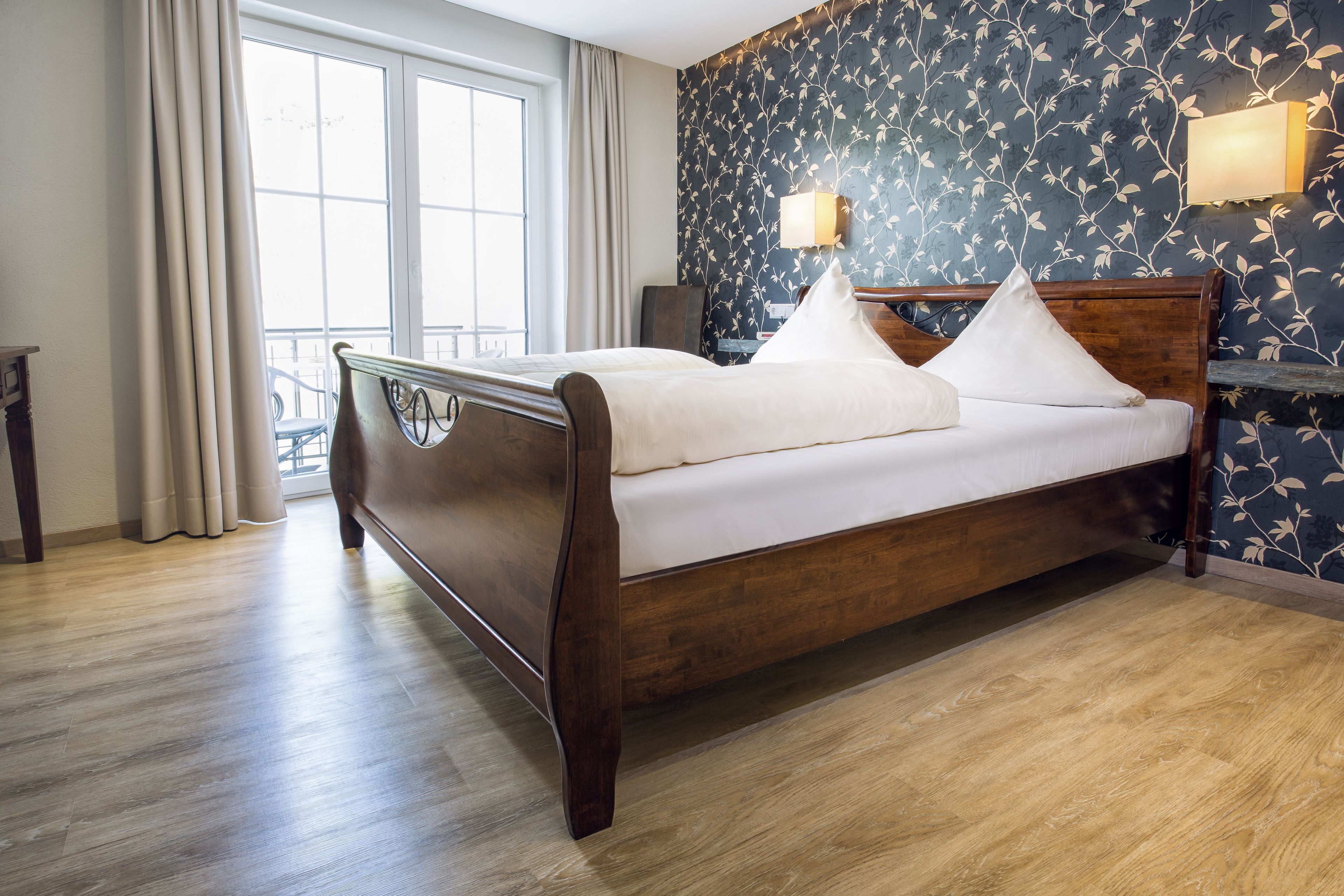 comfort double room, 1 double bed | in-room safe, individually decorated, desk, soundproofing