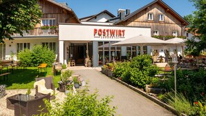 A Postwirt Landhotel with outdoor seating and a garden area. - Landhotel Postwirt (Grafenau)