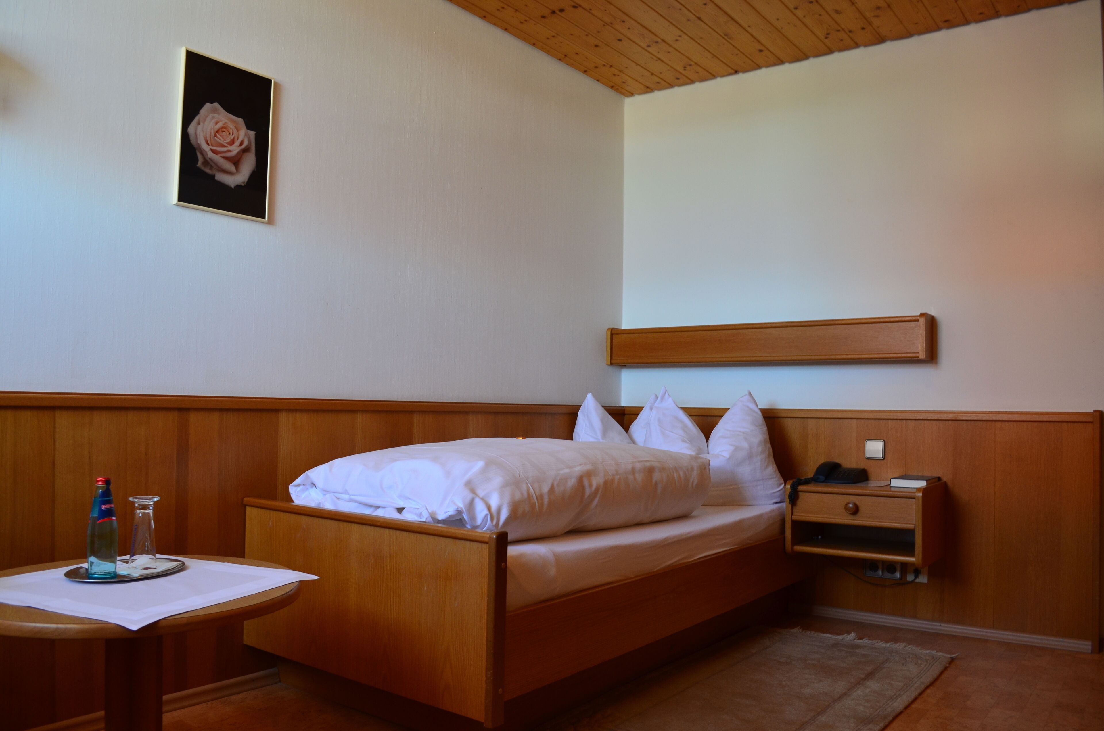 classic single room, annex building | in-room safe, desk, free wifi, bed sheets