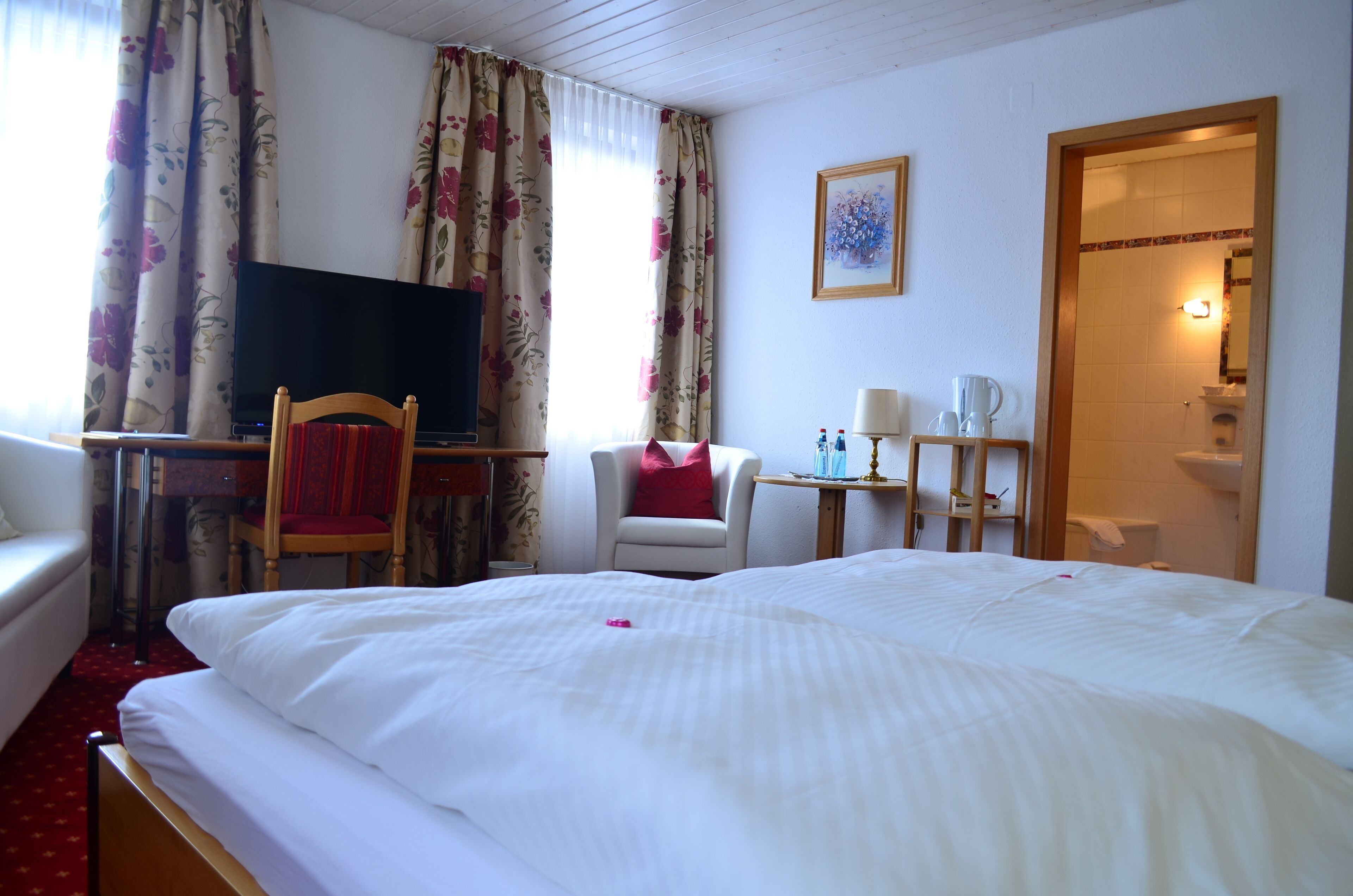 comfort double room | in-room safe, desk, free wifi, bed sheets