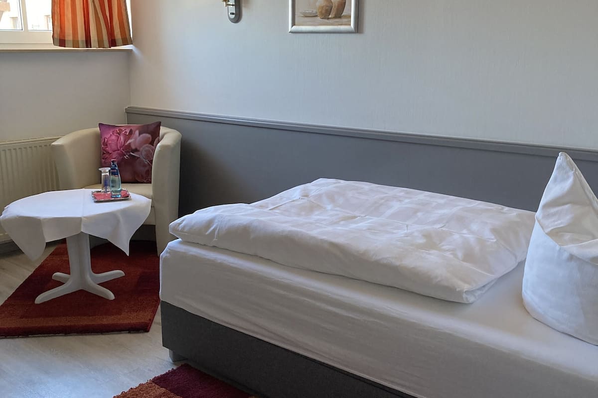 classic single room, annex building | in-room safe, desk, free wifi, bed sheets