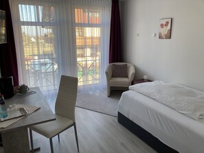 Enkeltrom – classic, anneks | Safe på rommet, skrivebord, wi-fi (inkludert) og sengetøy