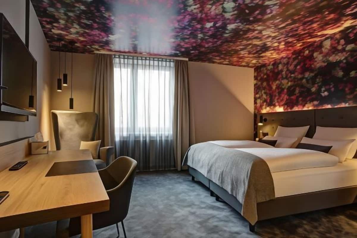Hypo-allergenic bedding, in-room safe, desk, blackout curtains