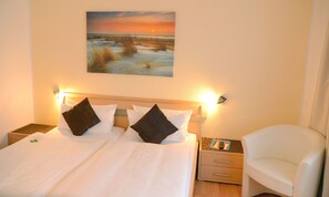 Double Room | Desk, laptop workspace, free WiFi, bed sheets - Hotel Herrenhof (Lübeck)