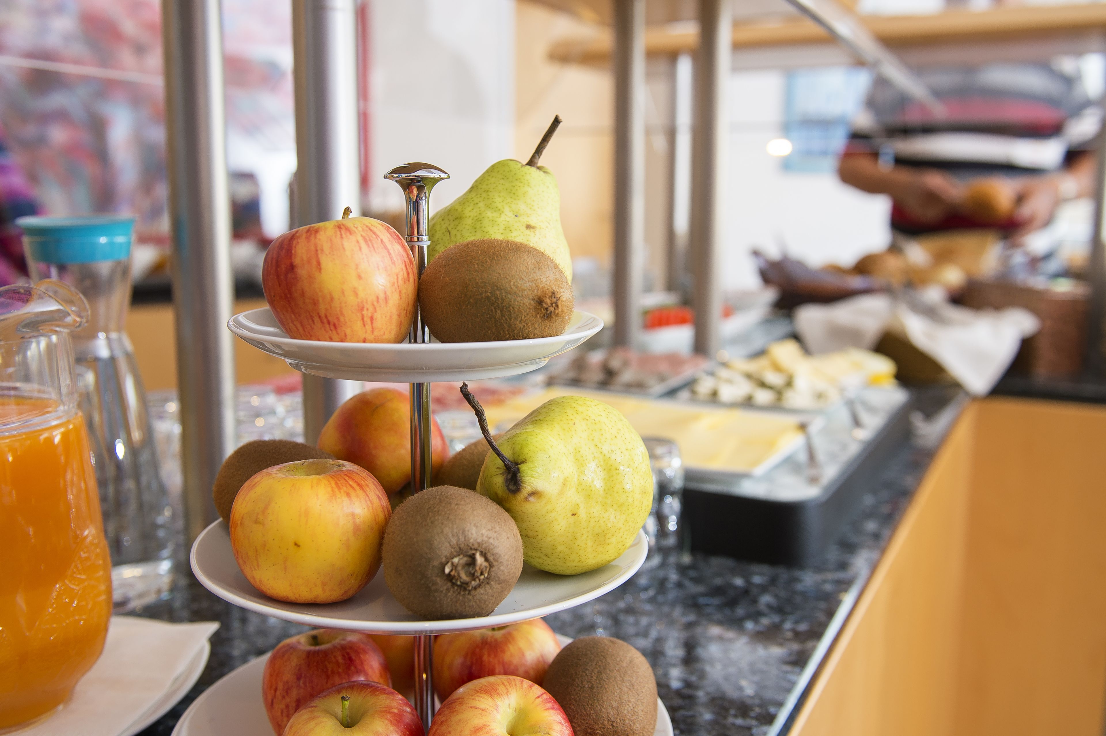 Ein reichhaltiges Frühstücksbuffet mit verschiedenen Früchten und Gebäck.