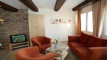 Apartment, 1 Doppelbett | Wohnbereich | Fernseher