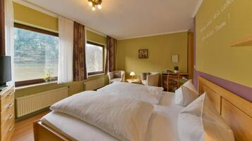 Zimmersafe, kostenloses WLAN, Bettwäsche