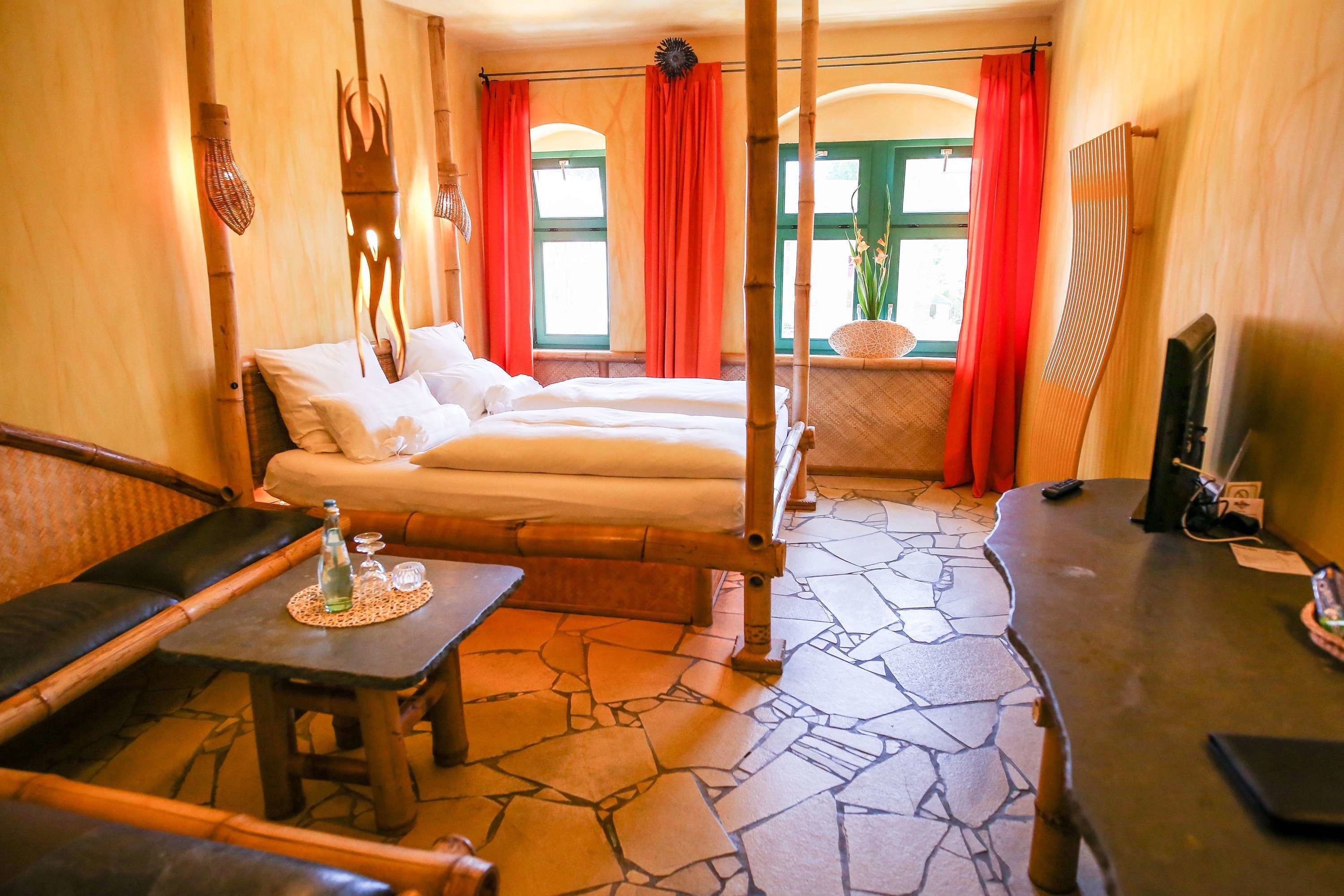 double room | living area | flat-screen tv