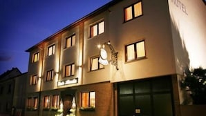 A hotel building with multiple windows and a sign indicating it is a hotel. - Hotel Zur Linde (Hanau)