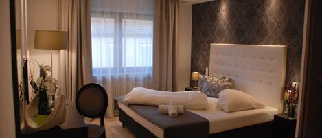 Standaard eenpersoonskamer, 1 slaapkamer | Een kluis op de kamer, een bureau, verduisterende gordijnen