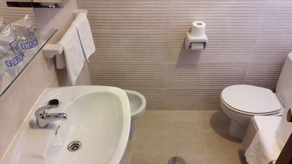 A bathroom with a white sink, toilet, and a towel rack. - Hotel Torres Touriño (Sanxenxo)