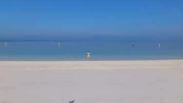 Playa en los alrededores y playa de arena blanca