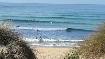 Playa en los alrededores y playa de arena blanca
